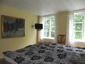 エンシェーピングにあるEnecopia Bed & Breakfastのベッドルーム1室(ベッド1台、壁掛けテレビ付)