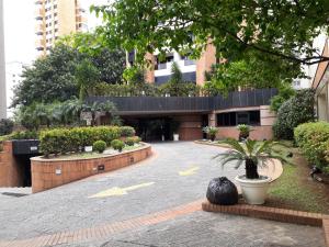 un patio en un edificio con árboles y plantas en Higienópolis Flat, en São Paulo