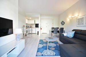 ein Wohnzimmer mit einem Sofa und einem Tisch in der Unterkunft T1 Casino Estoril in Estoril