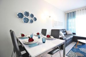 ein Wohnzimmer mit einem Tisch und einem Sofa in der Unterkunft T1 Casino Estoril in Estoril