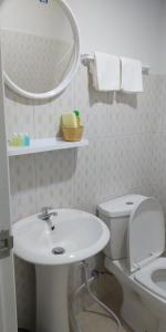 Un baño con lavabo, inodoro y espejo. en Baan Suan Yensabai @Ayutthaya, en Phra Nakhon Si Ayutthaya 31 fotos más