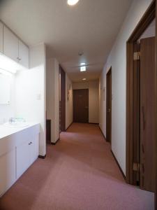 una habitación vacía con un pasillo con lavabo y un pasillo en Shimanoyado Rebunshiri, en Rebun