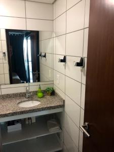 ein Badezimmer mit Waschbecken und Spiegel in der Unterkunft Localização PRIVILEGIADA Beach Class Iracema in Fortaleza