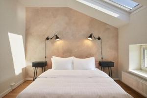 ウィーンにあるHotel Babula am Augartenのベッドルーム(白い大型ベッド、ランプ2つ付) +37枚の写真