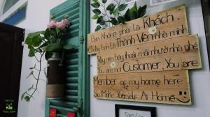 ein Schild an der Seite eines Gebäudes in der Unterkunft Tam Coc Sweet Home in Ninh Bình