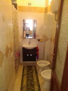 łazienka z umywalką i toaletą w obiekcie B&B I Gigli w mieście Brusciano