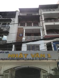 un edificio con un cartel en la parte delantera en Nhật Vân 1 en Ho Chi Minh