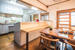 cocina grande con mesa de madera y sillas en 徐宅 en Nara