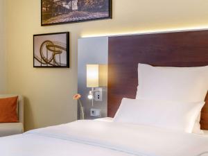 Postel nebo postele na pokoji v ubytování Mercure Hotel Duisburg City