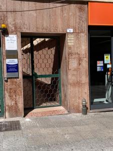 una puerta abierta de un edificio con una valla en Civico 3, en Sassari