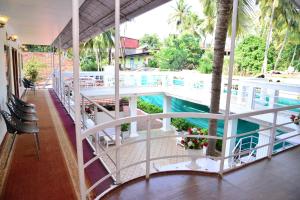 einen Balkon eines Resorts mit Pool in der Unterkunft Hotel My Soulmate, Palolem Beach in Palolem