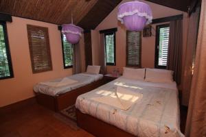 Letto o letti in una camera di Chitwan Tiger Camp