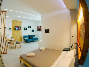 een kamer met een bed en een woonkamer bij Ragusa 2 in Ragusa