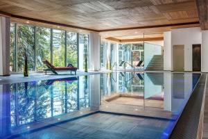 a house with a pool in the middle of a room at Chalchboda 1 in Arosa