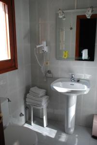 Koupelna v ubytování Hostal Delgado + 37 fotografií