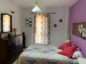 1 dormitorio con 1 cama y vestidor en Alcalà Center, en Alcalá