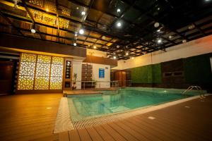 德拉敦Hotel JSR Continental的建筑物内的大型室内游泳池