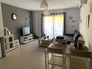 Telewizja i/lub zestaw kina domowego w obiekcie Alcalà Center A 5 minutos del paseo y playas