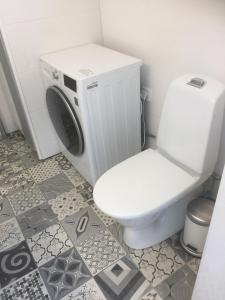 uma casa de banho com um WC e uma máquina de lavar roupa em Modern Villa in Stockholm Archipelago em Värmdö