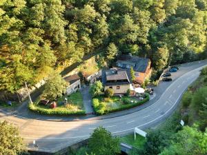 uma vista aérea de uma casa e de uma estrada em Hotel Café Herrmanns Mühle em Sankt Goarshausen