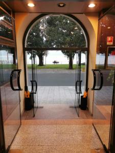 une porte ouverte avec vue sur un parc dans l'établissement Europalace Hotel, à Verbania