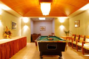 una sala de conferencias con una mesa de billar en una habitación en Hotel Villa Marija, en Tučepi