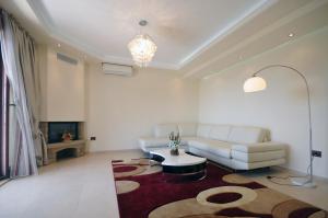 - un salon avec un canapé et une table dans l'établissement St.George Apartments, à Petrovac na Moru