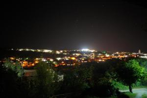 Γενική άποψη της πόλης Sighnaghi ή θέα της πόλης από  αυτός ο ξενώνας