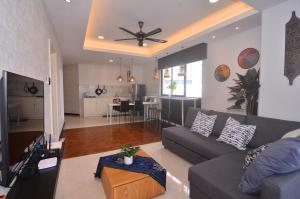 พื้นที่นั่งเล่นของ New Riverbank Suites - Waterfront Kuching City