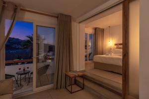 Posteľ alebo postele v izbe v ubytovaní Omnia Mykonos Boutique Hotel & Suites