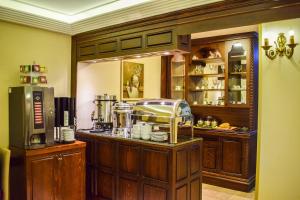 Příslušenství pro přípravu čaje a kávy v ubytování Mekke Hotel Istanbul