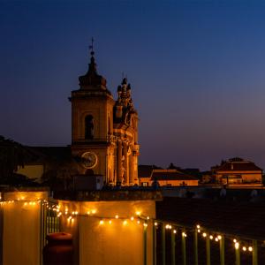 un edificio con una torre dell'orologio di notte di B&B Buonfiglio Cicconcelli - Terrazza panoramica a Frascati