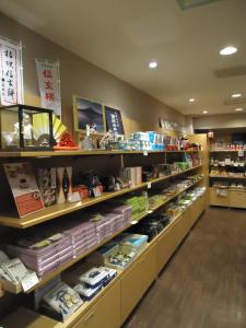 een gangpad met planken gevuld met voedsel bij Yamagisi Ryokan in Fujikawaguchiko