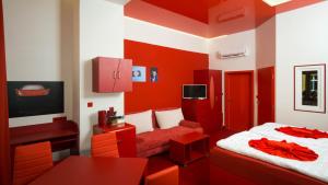 TV a/nebo společenská místnost v ubytování Apartment COLOURS - your 7 colour experience in centre of Prague