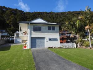a house with a driveway and a garage at Paihia Apartments in Paihia