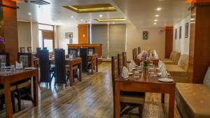 Hotel JSR Continental餐厅或其他用餐的地方
