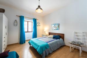 Posteľ alebo postele v izbe v ubytovaní Villa Canaria piscina jacuzzi jardín