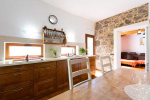 Kuchyňa alebo kuchynka v ubytovaní Villa Canaria piscina jacuzzi jardín