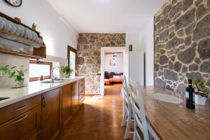 Kuchyňa alebo kuchynka v ubytovaní Villa Canaria piscina jacuzzi jardín