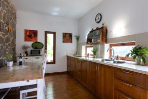 Kuchyňa alebo kuchynka v ubytovaní Villa Canaria piscina jacuzzi jardín