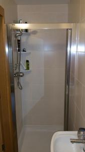 y baño con ducha y lavamanos. en The Cobblers en Inverness