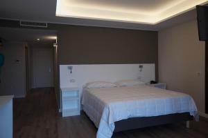 A bed or beds in a room at Onorati Hotel Még 11 kép