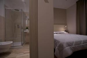 A bathroom at Onorati Hotel