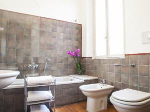 A bathroom at MERCALLI III