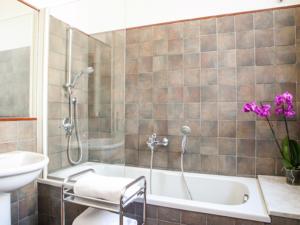 A bathroom at MERCALLI III