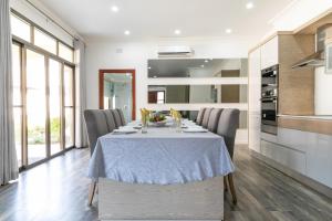 uma cozinha e sala de jantar com mesa e cadeiras em Fallsway Villas em Lusaka