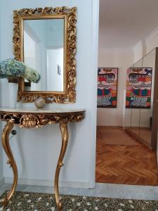 espejo sobre una mesa en una habitación en Urban Deluxe Apartments, en Tesalónica