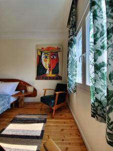 um quarto com uma cama e um quadro na parede em Urban Deluxe Apartments em Tessalônica