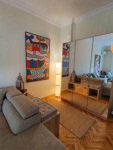 sala de estar con sofá y mesa en Urban Deluxe Apartments, en Tesalónica