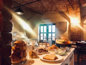 una cocina con una mesa con pan y bollería en MARSAM locanda en Bene Vagienna